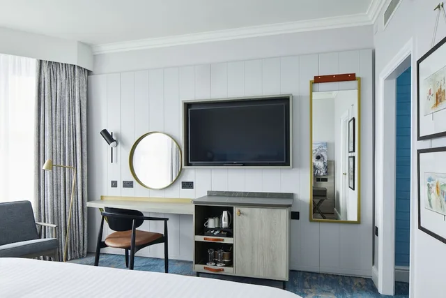 جناح جونيور بسرير كينج بإطلالة على البحر مع أريكة، Marriott Highcliff 6/8