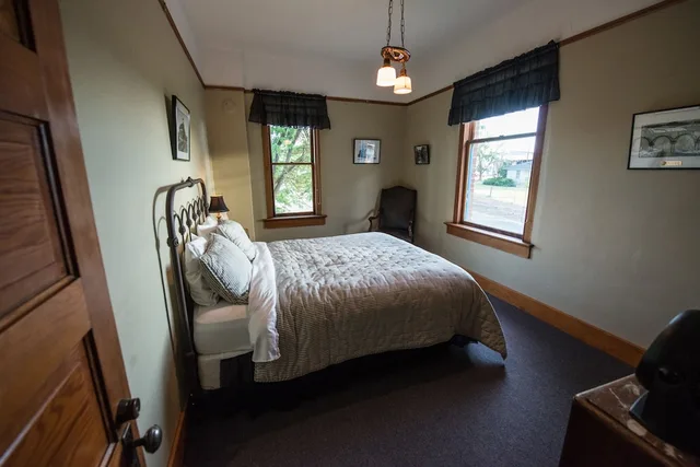 Traditional, Queen Bed, Shared Bathroom, Balch Hotel 8/10