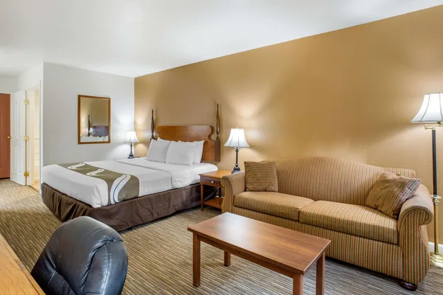غرفة قياسية بسرير كينج مع أريكة، Quality Inn & Suites Tulare CA 10/10