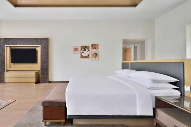 جناح رئاسي بسريرين مزدوجين بإطلالة على الحديقة بشرفة بغرفتي نوم، Coorg Marriott Resort & Spa 2/2