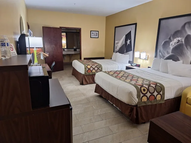 غرفة بسريرين كوين مع أريكة لذوي الإعاقة، Super 8 by Wyndham Weslaco 5/10