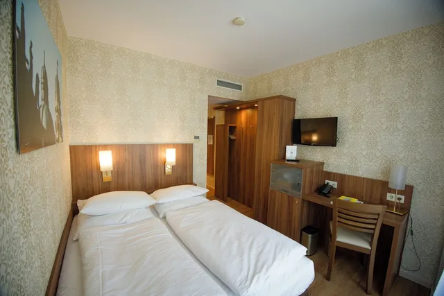 Standard, Queen Bed, Schlicker Zum Goldenen Lowen 1/6