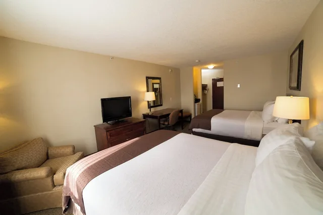 غرفة قياسية بسريرين كوين لذوي الإعاقة، Holiday Inn Hotel Suites Lloydminster 1/5
