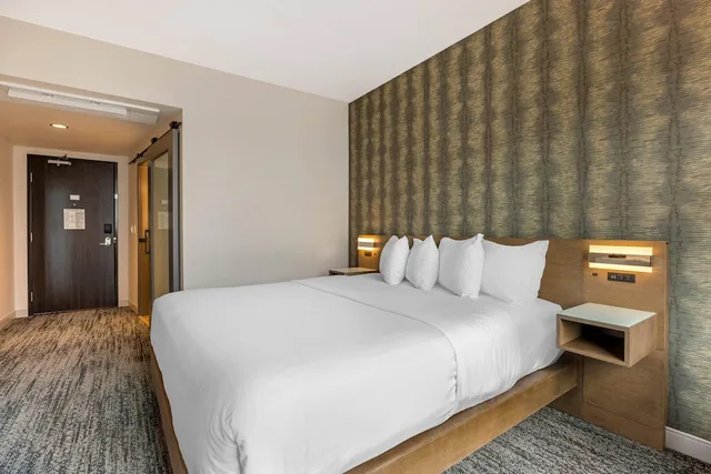غرفة بسرير كينج، Cambria Hotel Portland - Pearl District 1/6