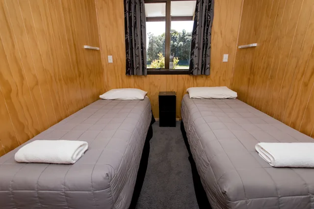 2 Bedrooms, Motel, Queen and Twin Beds، Wellington Top 10 Holiday Park 3/5