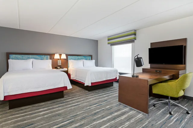 غرفة بسريرين كوين مع أريكة، Hampton Inn And Suites Orlando International Drive North Fl 1/3
