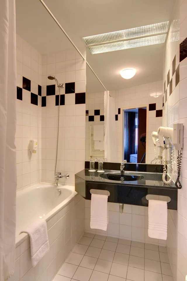 غرفة قياسية بسرير كوين وسرير فردي مع سرير إضافي، Theatrino Hotel Prague 9/10