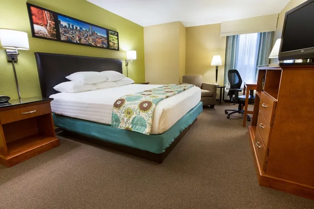 غرفة بسرير كينج في طابق مرتفع، Drury Inn & Suites Near the Galleria Houston 2/5