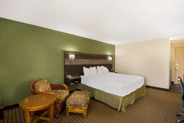 غرفة بسرير كينج، Best Western Prairie Inn & Conference Center 3/4