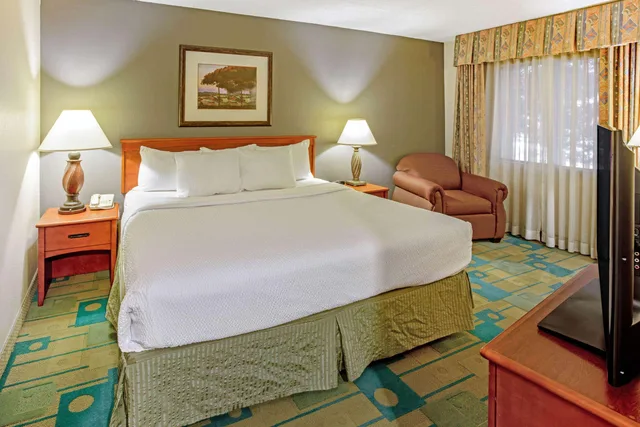جناح ديلوكس بسرير كينج، La Quinta Inn & Suites by Wyndham Appleton College Avenue 1/1