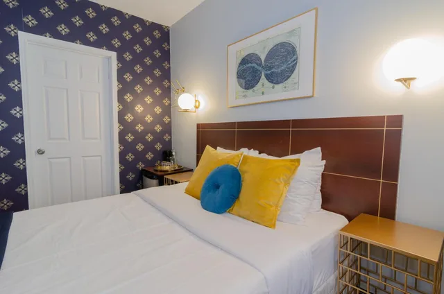 Room, Queen Bed, Hotel Dorion 7/10