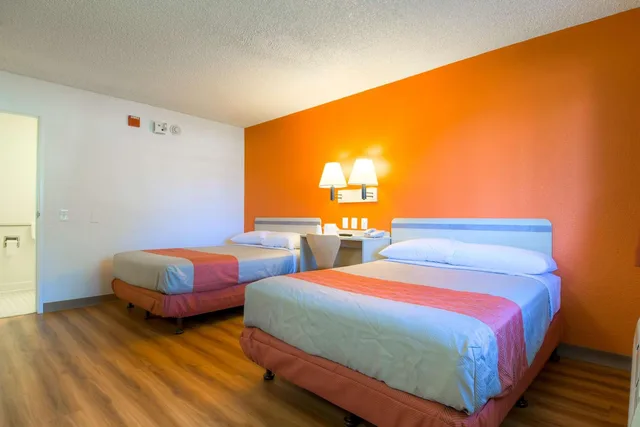 2 Queen Beds - Micfridge، Motel6 Rancho Mirage CA Palm Springs 5/10