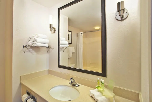 جناح بسريرين كوين، Holiday Inn Express Hotel Suites Harrington 2/3