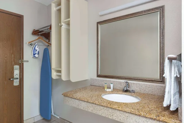 غرفة بسرير كوين لذوي الإعاقة، Days Inn & Suites By Wyndham Kansas City South 7/7