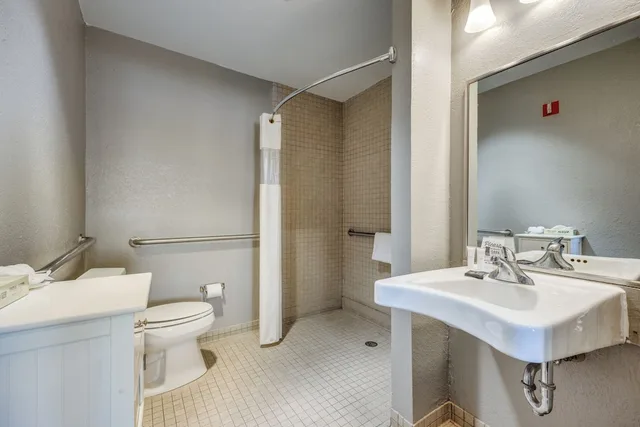 غرفة بسرير كينج لذوي الإعاقة، Tanglewood Resort on Lake Texoma, Ascend Hotel Collection 6/6