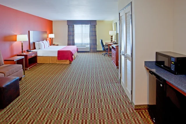 Standard, King Bed, Holiday Inn Austin North - Round Rock 6/8