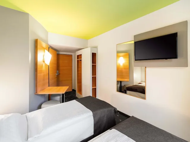 Room, Twin Beds, B&B Hotel Krefeld 4/7