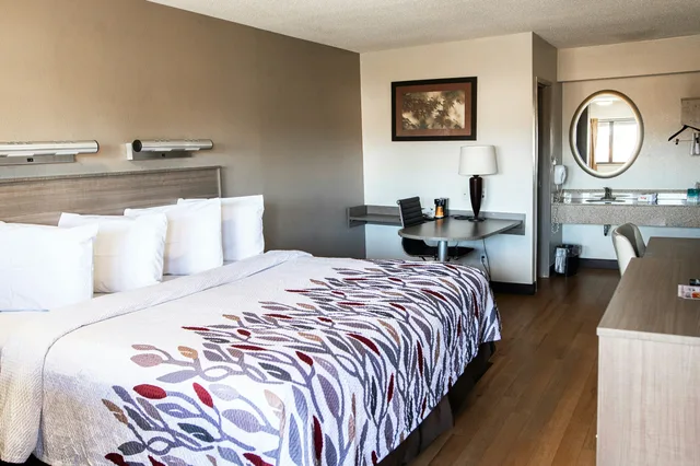 غرفة سوبيريور بسرير كينج، Red Roof Inn Rochester - Henrietta 1/4