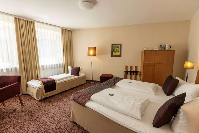 غرفة قياسية ثلاثية بسرير مزدوج وسرير فردي، Comfort Hotel Tom Kyle 1/4