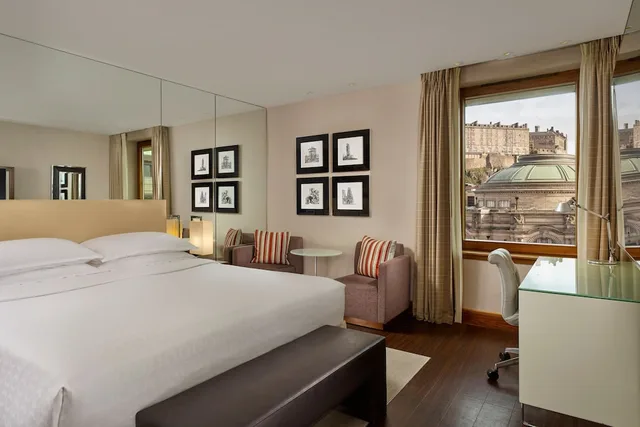 غرفة كلوب بسرير كينج بإطلالة، Sheraton Grand Hotel And Spa 3/9
