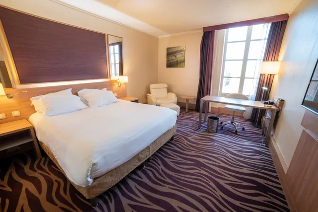 غرفة بسرير كينج وسرير كوين، Plaza Hotel Capitole Toulouse 1/1