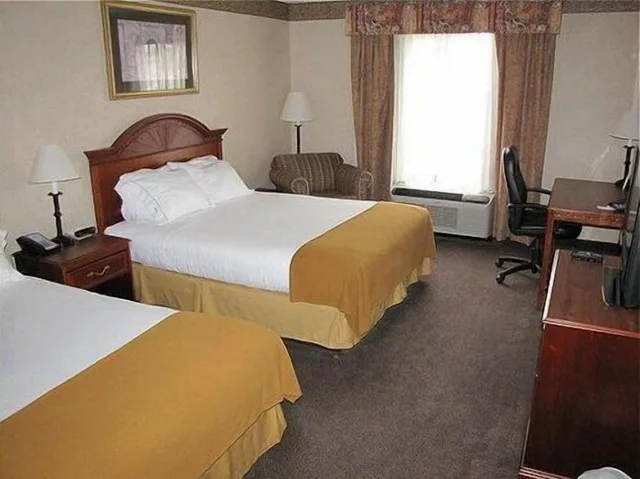 جناح بسريرين كوين مع أريكة بمطبخ صغير، Holiday Inn Express Hotel And Suites Marysville 2/7