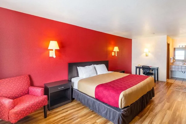 غرفة بسرير كينج للمدخنين، Econo Lodge Spotsylvania Town Center 2/5
