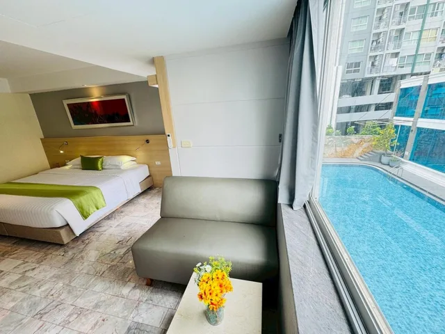 غرفة بسرير كينج بإطلالة على المسبح، iCheck inn Thapra 5/7