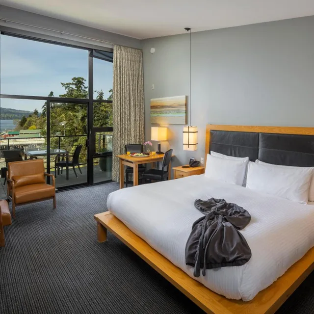 غرفة بسرير كينج بإطلالة على البحر، Brentwood Bay Lodge Spa 2/3