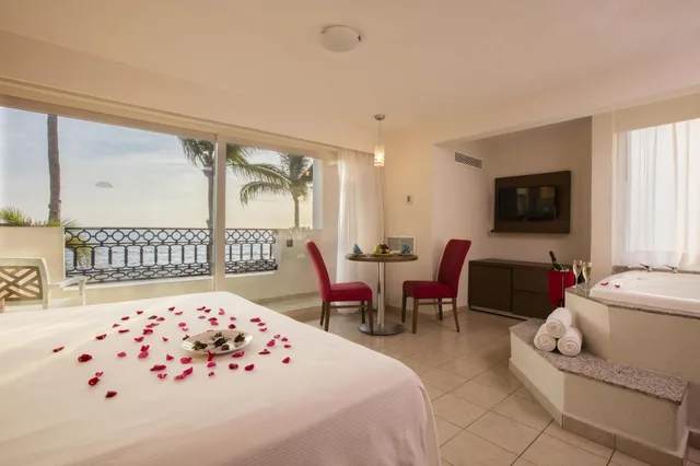 غرفة شهر العسل، Crown Paradise Club Puerto Vallarta All Inclusive 1/3