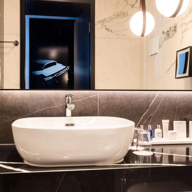 غرفة بريميوم، Radisson Blu Hotel at Porsche Design Tower Stuttgart 9/10