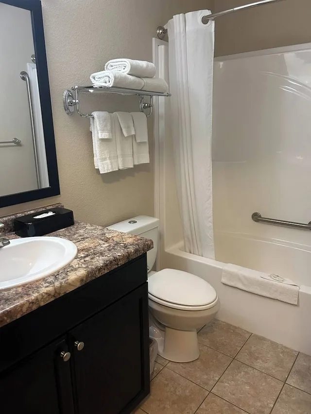غرفة بسريرين كوين لذوي الإعاقة، Travelodge Suites by Wyndham Estevan 6/7
