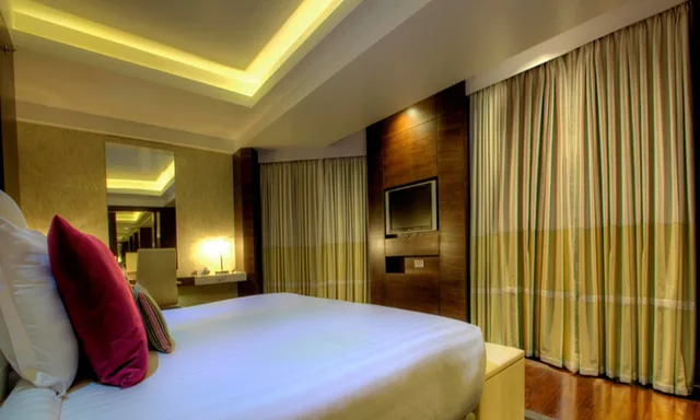 1 Bedroom, Executive, Queen Bed, Garden View, Allergy Friendly، Avari Towers 1/10