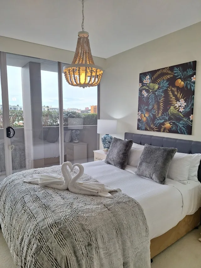 شقة سيغنتشر بسريرين كينج بشرفة بغرفتي نوم مع سرير سحّاب إضافي، B7 Honeysuckle Executive Apartments 1/4