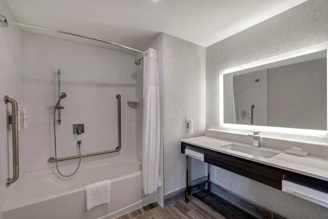 استوديو بسريرين كوين مع أريكة بحوض استحمام لذوي الإعاقة، Hampton Inn & Suites by Hilton Burlington Toronto 3/4