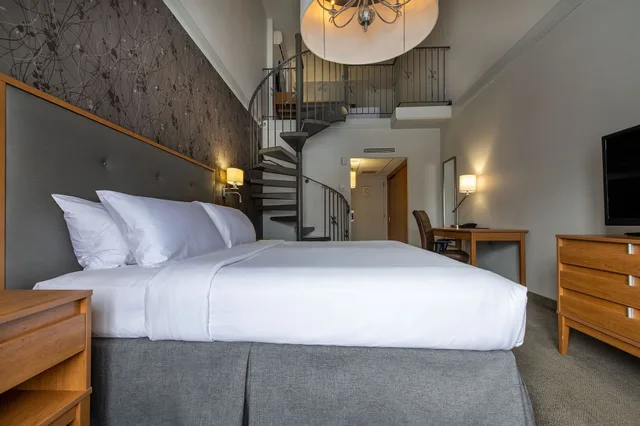 Junior Suite, King and Queen Bed, Mountain View, Chateau Bromont 3/8