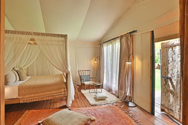 Lodge, Queen Bed، Domaine des Remparts Hotel and Spa 1/3