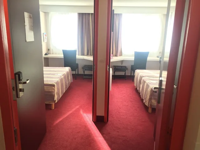 غرفة متصلة رباعية بسريرين منفصلين، The Originals City Hotel Eden Rouen Nord 1/4