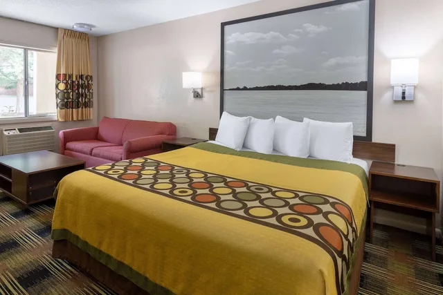 غرفة بسرير كينج مع أريكة، Super 8 by Wyndham Williamsburg/Historic Area 2/3