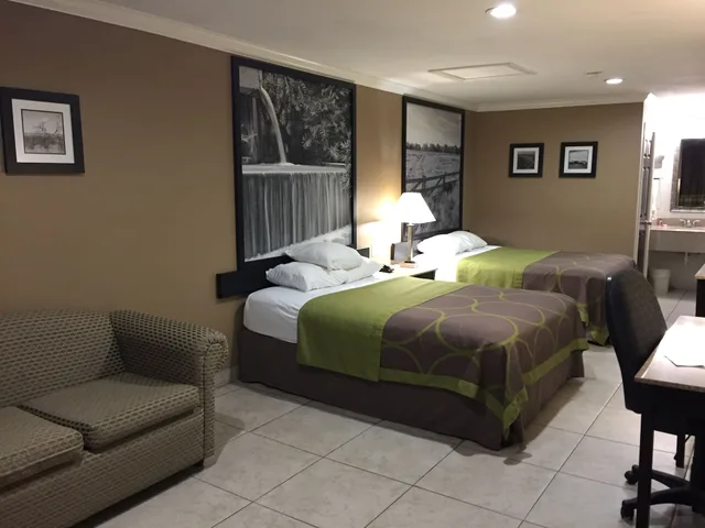 غرفة قياسية بسريرين كوين للمدخنين، Super 8 by Wyndham McAllen/Downtown/La Plaza Mall 4/10