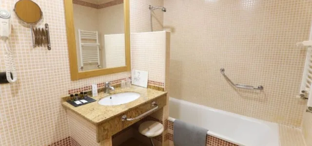 غرفة بسرير مزدوج أو سريرين منفصلين، Hotel Mafalda De Castilla 9/9
