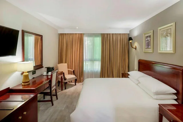 غرفة بسرير كينج بإطلالة على الحديقة، Protea Hotel By Marriott Livingstone 9/13