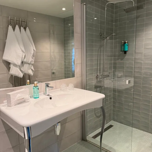 جناح بشرفة، Bardufoss Hotell 7/8