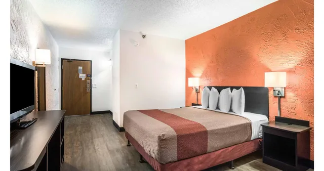 1 Queen Bed - Non-Smoking, Motel6 Elk Grove Village, IL 2/5