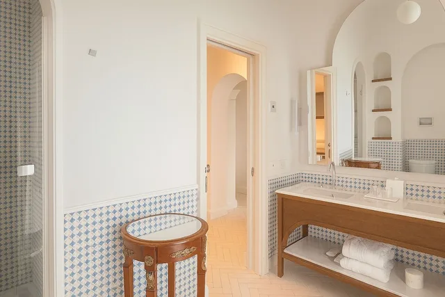 غرفة سوبيريور بسريرين منفصلين بإطلالة جزئية على البحر، Grand Hotel Europa Palace 9/10