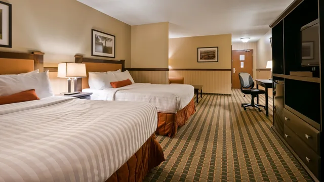 جناح بسريرين كوين مع أريكة، Best Western Diamond Inn 1/5