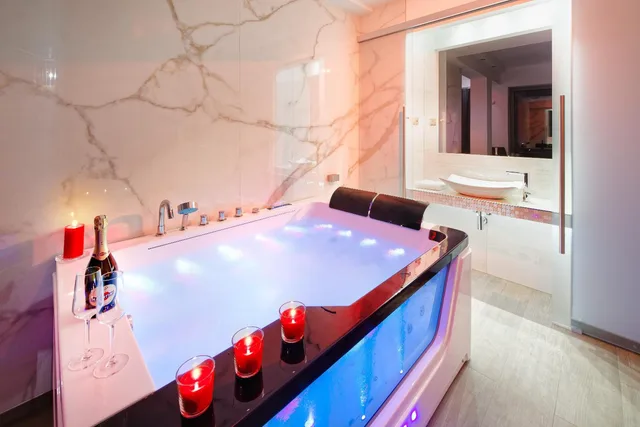 Wellness, King Bed, Sauna, Hot Tub، Hotel Aura Design & Garden Pool 6/8
