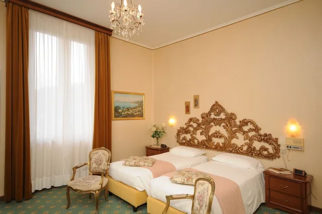 غرفة أساسية بسرير مزدوج أو سريرين منفصلين، Grand Hotel Excelsior 2/4
