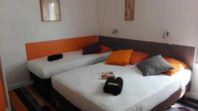 غرفة قياسية بسرير مزدوج وسريرين منفصلين، Kyriad Direct Saintes 2/10