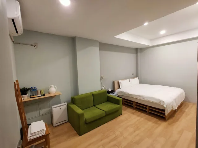 غرفة كلاسيكية بسرير كوين، M.House 2/4
